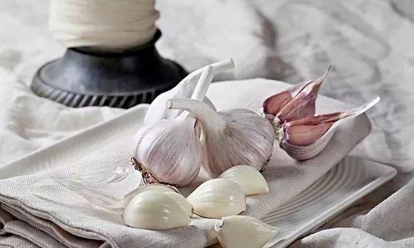 咳嗽|感冒只需一粒蒜,这样用能解救咳嗽与咽痒,全家适用!