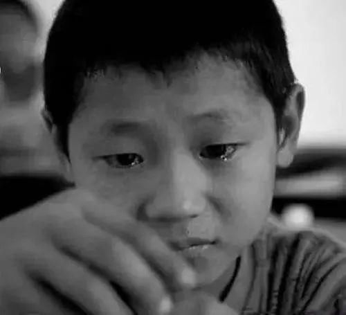 失控|“我不买了,妈妈别打了”,6岁女儿跪地求饶,失控的家长多可怕?