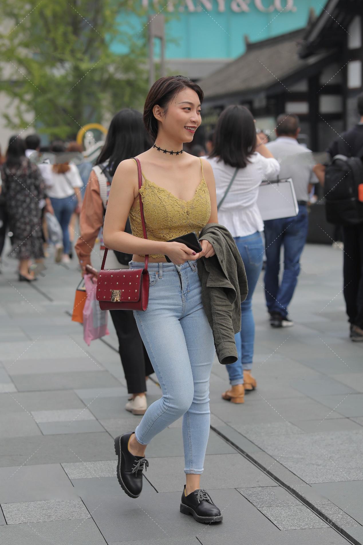 牛仔裤|想要凉快又舒适的穿搭, 当然是背心搭配牛仔裤了