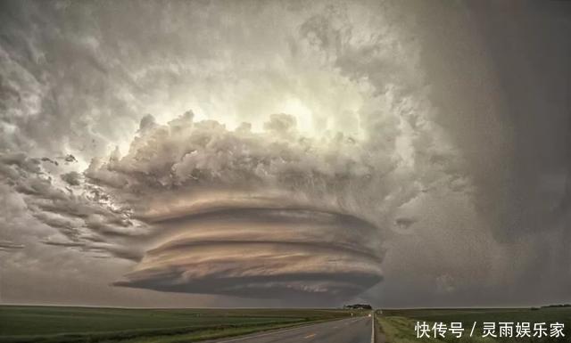 在翻手为云覆手为雨的大自然面前，人类太渺小了