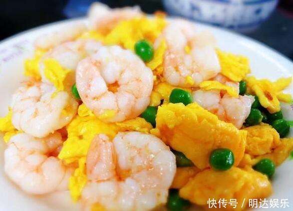 低脂低卡的减脂餐,巨嫩滑的虾仁滑蛋,色泽鲜明,美味可口,好吃