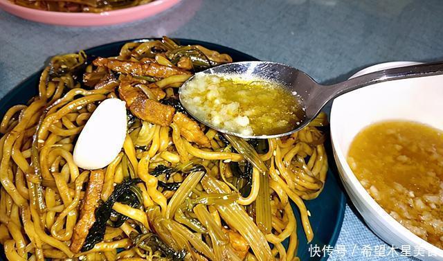 松散|吃腻了豆角焖面,不妨换种吃饭,蒸一锅芹菜焖面,松散筋道超好吃