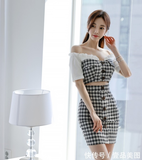 时尚搭配|女神孙允珠的时尚搭配:竖扣灯笼花蕾波纹格纹包臀裙