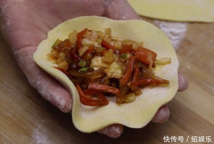  半颗白菜加1碗玉米面，锅内煎一煎，10分钟出锅，营养又好吃