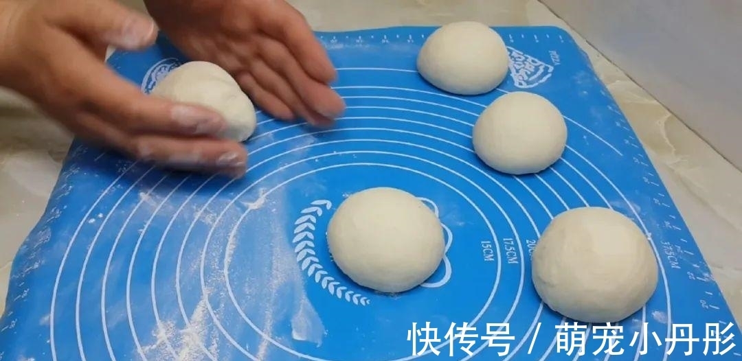 面粉|面粉这做法太香了，开水一烫，焦脆又空心，比油饼鸡蛋饼好吃几十倍
