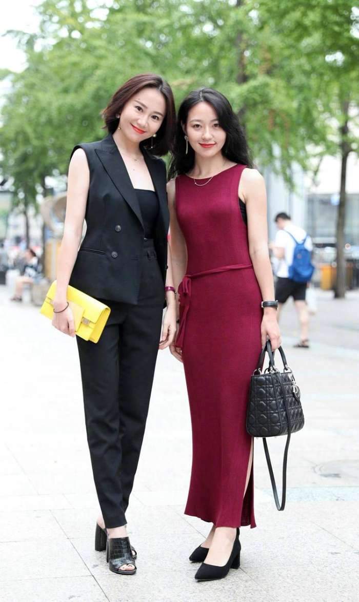 气质|街拍: 清纯的姑娘, 白色上衣搭配灰色半裙, 气质优雅简约而时尚!