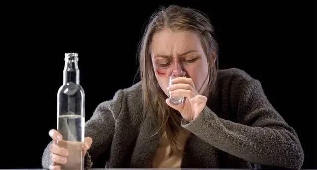 导致身体|女生例假刚结束,四个行为,最好能忍则忍,别等“停经”再后悔