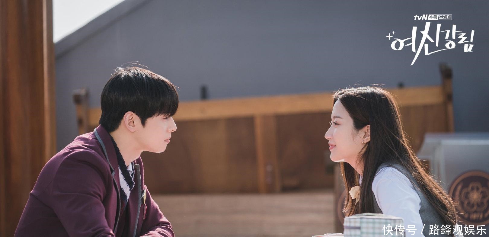 《女神降临》文佳煐素颜被车银优发现、还误撞黄仁烨