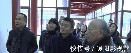 真实身份|马云亲自为其打伞，得知真实身份后网友炸锅了：这才是“大佬”！