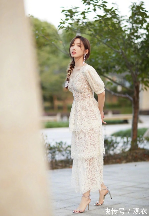 连衣裤|现在不流行叠穿了，看孟美岐的“独特系扣”，撞衫是不可能的