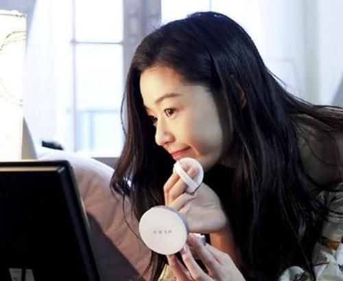 真正优雅的女人，出门包里会带有这5样东西，少一样都不“精致”