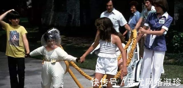 隔离罩|“泡泡男孩”：12岁才走出隔离罩，在死亡前才首次触摸到妈妈