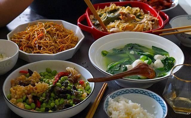 晒晒|晒晒我家今天母亲节的午餐,5个人6菜1汤,妈妈和婆婆吃得最开心