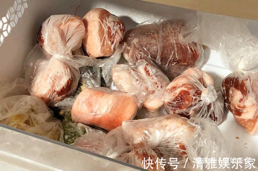 解冻冻肉时，万不可直接用水泡，大厨教你妙招，和鲜肉一样好吃
