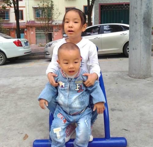 大宝|二胎妈妈照顾二宝,顾不上饿了的大宝,走到客厅一看,好笑又心酸