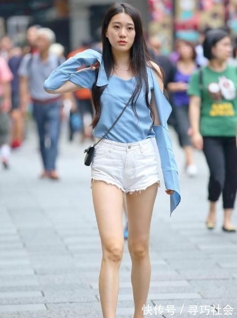 女性们 个性上衣配牛仔热裤,清凉大方,让人一见倾心