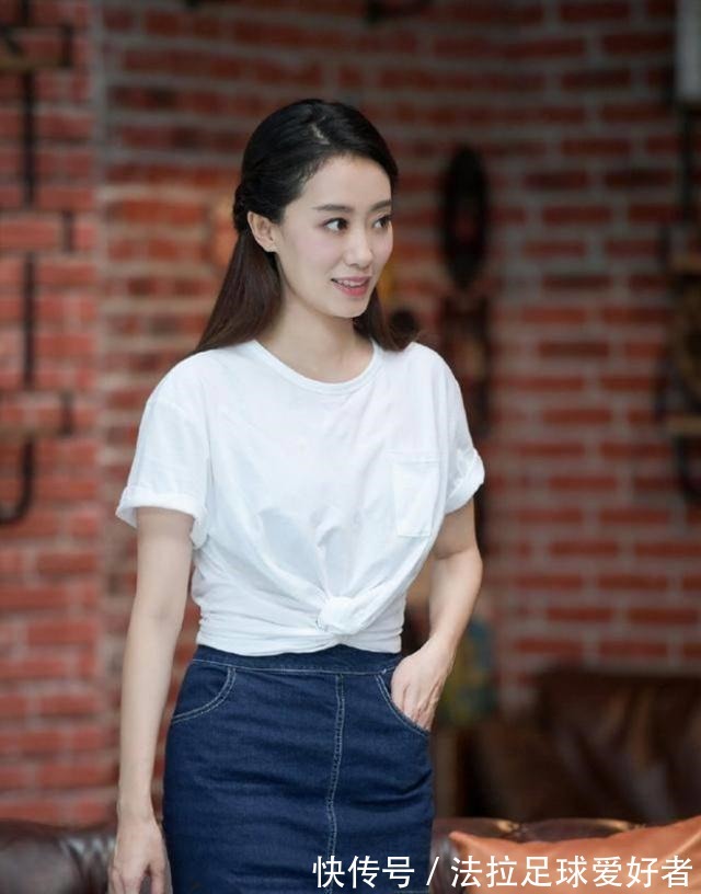 张小斐胖了4斤后走机场,T恤+短裤看着
