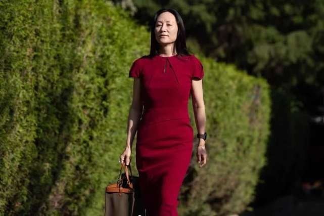 装扮 孟晚舟大胆换风格眼前一亮!首穿“少女风”套装,披肩长发变女神