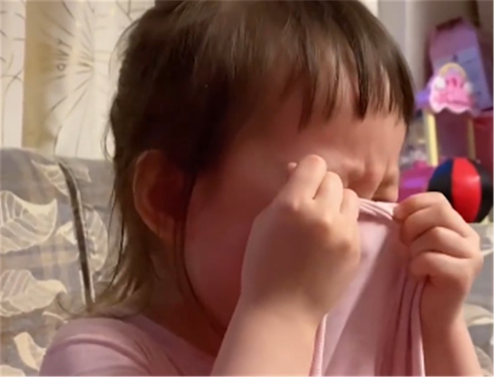 手机|小棉袄摔坏爸爸手机,爸爸索赔后哭诉没钱,委屈巴巴的样子好可爱