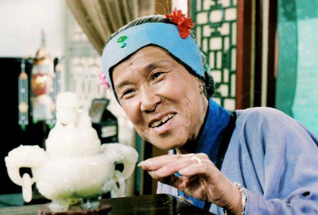 四大家族@刘姥姥扎手舞脚睡宝玉的床,酒屁臭气熏屋子,曹雪芹:全是埋伏