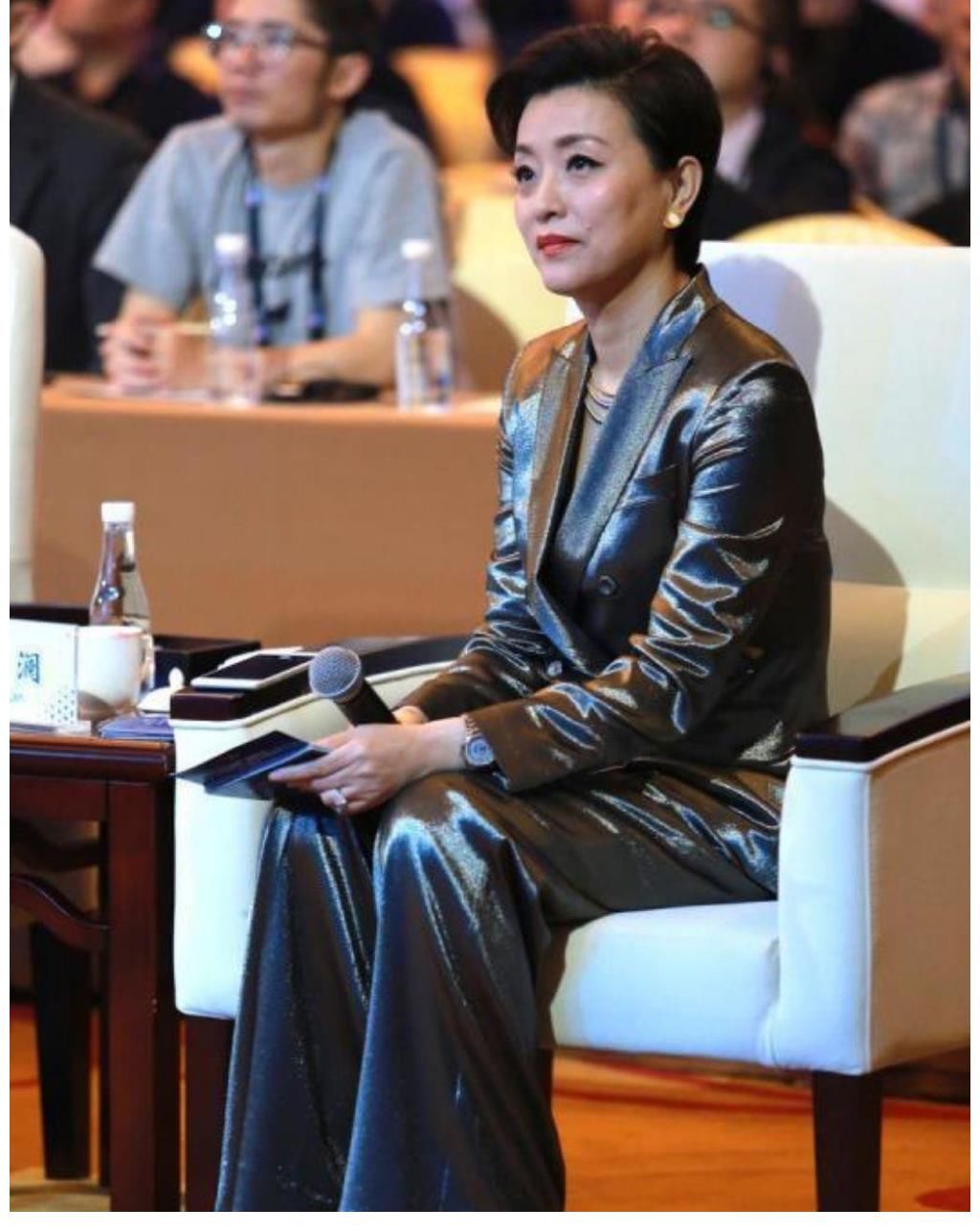 造型|杨澜即使年过半百,穿横条纹外套内搭高领毛衣,尽显高级气质