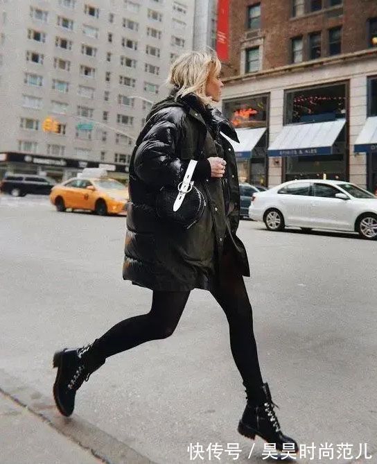 时髦 普通的打底裤已经不流行了,今年冬天用鲨鱼裤打底,时髦又显身材