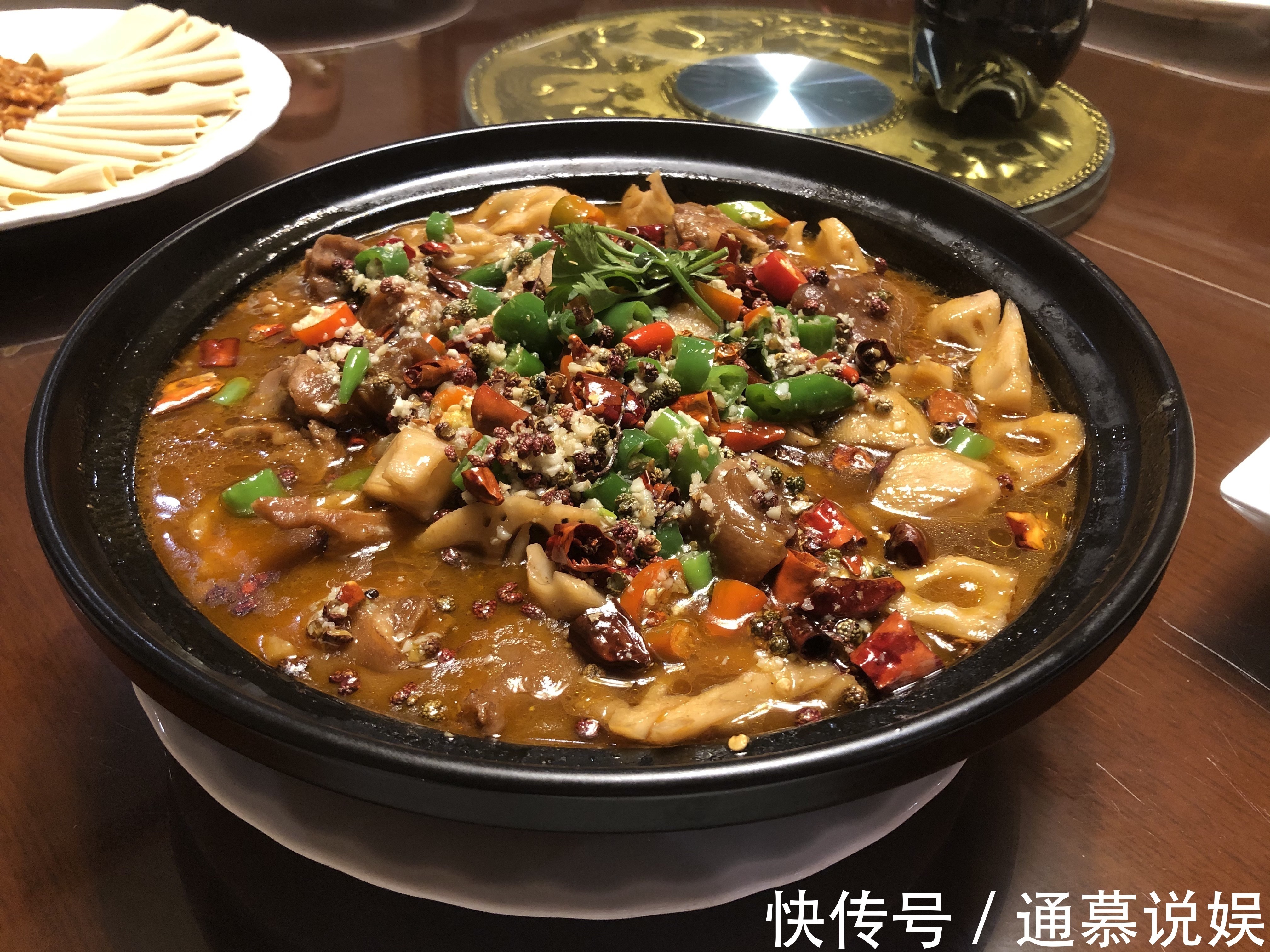 家人聚餐,8个人点了8道菜,花了410元,你看值不值