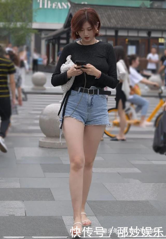 黑色长袖圆领T恤,搭配“破烂”款牛仔裤,穿出优雅女生的时尚美