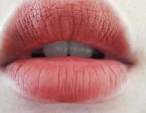 长期不涂口红的女生,嘴巴都成什么样了?看这3点就很明显!