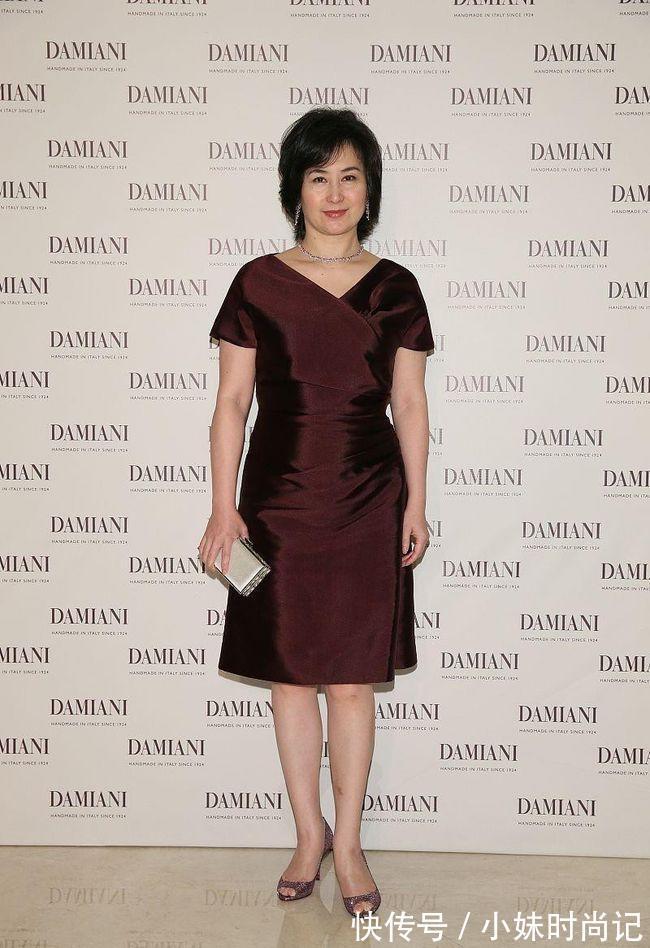 面料 何超琼根本不用扮嫩,穿浅紫色连衣裙配短卷发,气场很难被超越