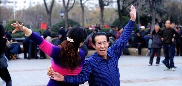 退休|跳了一年交谊舞，68岁大爷哭诉：退休金一万都不够，天天吃泡面