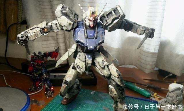 二次元|七十岁老人看着一墙模玩手办,回忆自己的童年,玩具不只是二次元