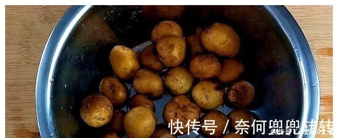 油炸|土豆新吃法,一口一个满嘴香,3斤土豆都不够吃,做法超简单!