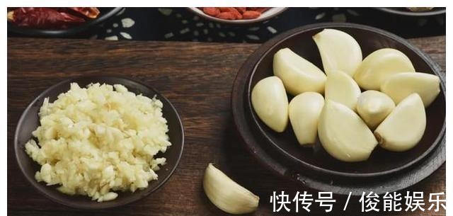 丙烯酰胺|炒菜时先放大蒜,会产生致癌物吗?医生道出答案,越早知道越好