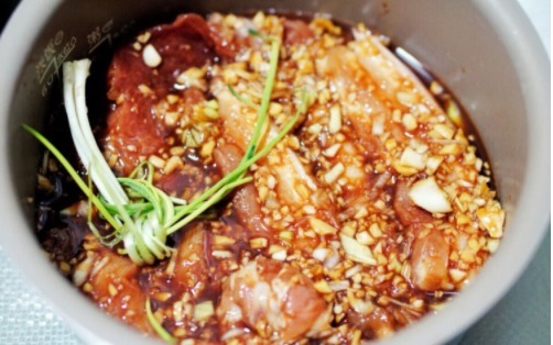 电饭煲版蜜汁叉烧,十几分钟上桌,超下饭,家人每次吃到撑