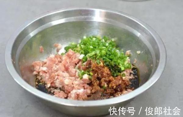 拌肉馅时，料酒去腥是错的多加2样东西，汁水更多更入味