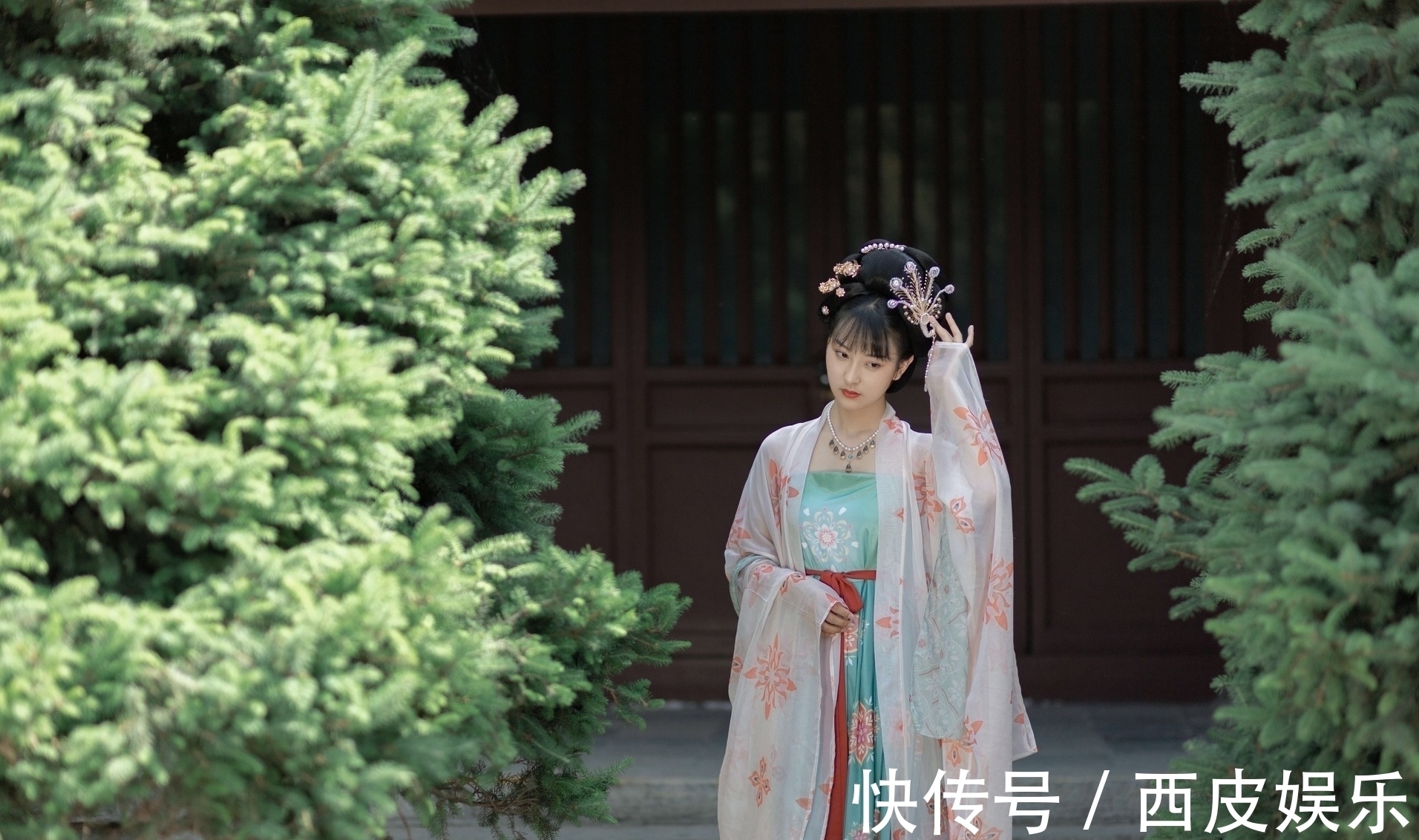 洞庭波#诗·十首丨一卷痴情衫袖瘦,千愁满面鬓丝燃