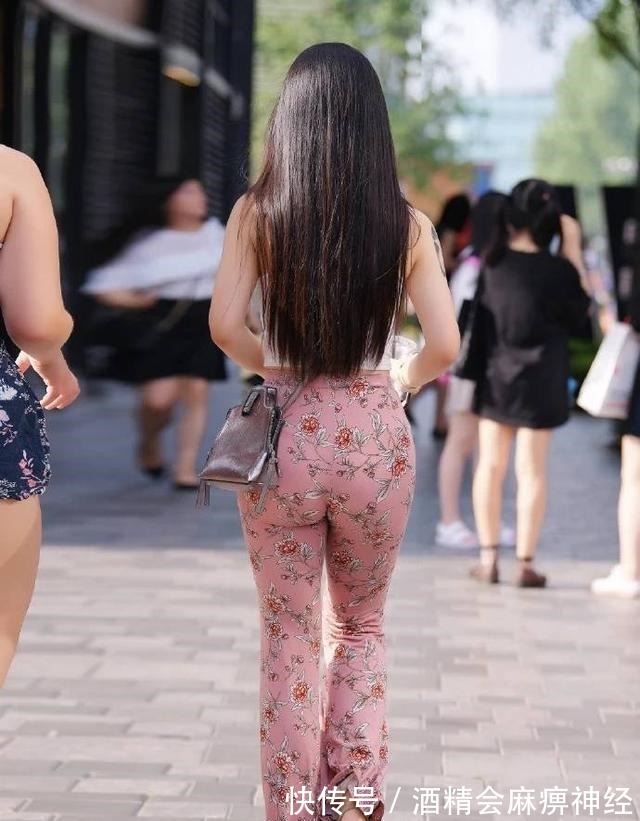 搭配 穿“涤纶”瑜伽裤的美女,个性又不失雅致,好看时尚 (2)!