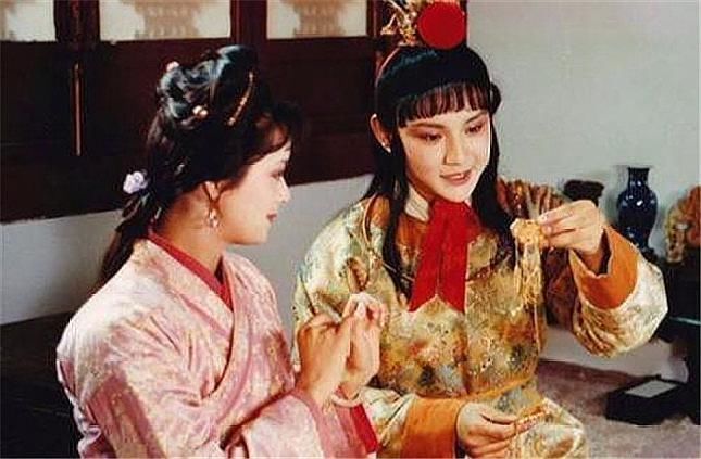 红楼梦宝玉为何初见黛玉就砸玉,初见宝钗的金锁却喜笑颜开隐情难以启齿