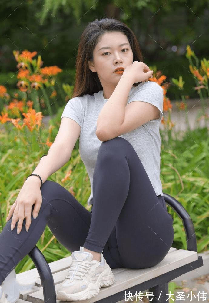 街拍 美女街拍:打底裤配上浅灰或白色的打底衫,让人看起来更有活力,更加动人