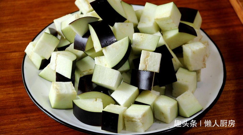 先蒸后炒,做出来的茄子不吸油,配上牛肉末一起炒,下饭好吃