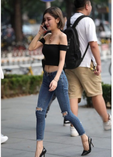 牛仔|黑色一字肩短衫搭配牛仔九分裤,时尚潮流,造型迷人