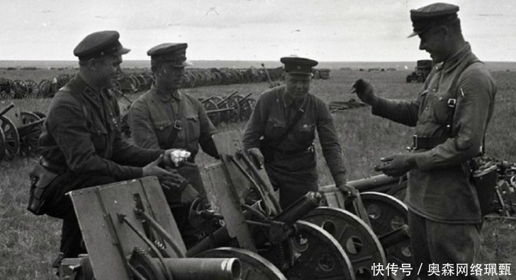 新奇|诺门罕战役老照片，苏军缴获的日军武器，一脸新奇的样子