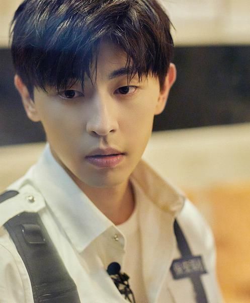 极限挑战|她是第一个邓伦主动“公主抱”，愿意秀恩爱，粉丝却不敢吃醋的女生