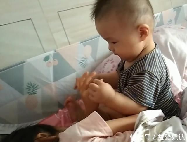 二宝|1岁弟弟叫姐姐起床,悄悄用手去抠姐姐的手臂,后一秒家长笑岔气