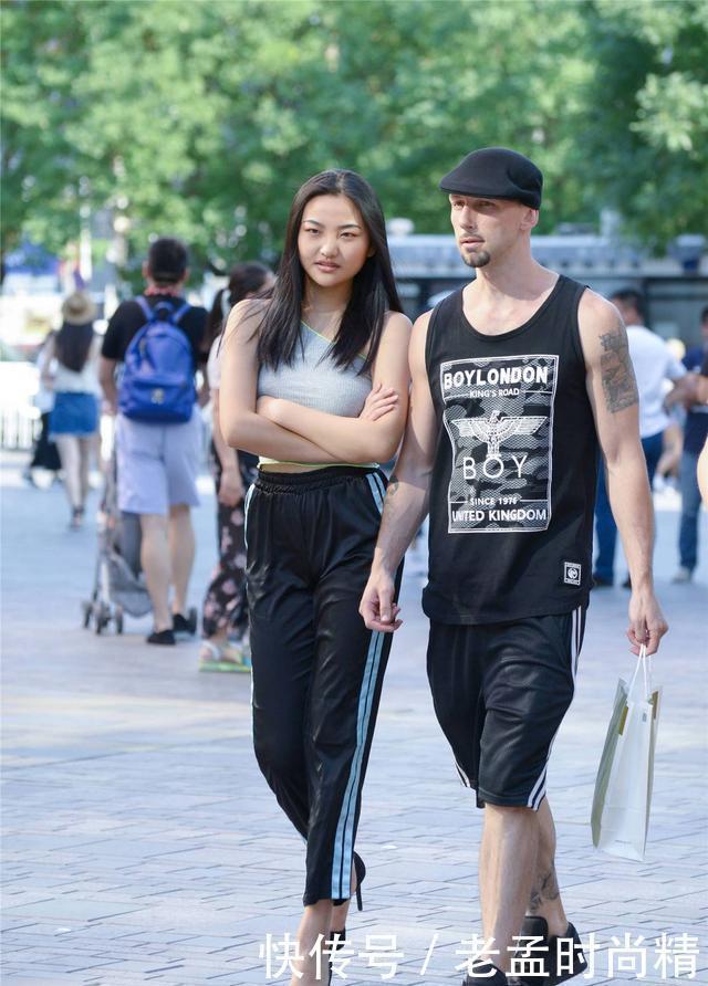 选择一双|街拍:和男生一起逛街,要穿高跟鞋才像约会,但是鞋子高度要掌握好