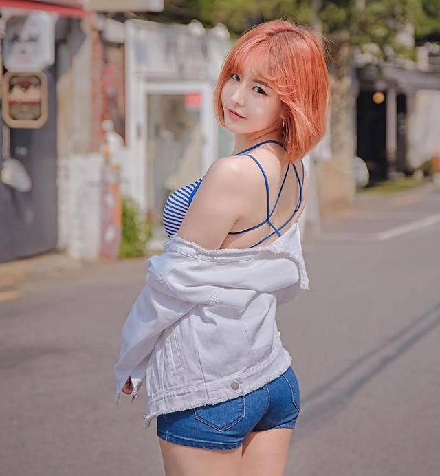 吊带背心|短发少女街拍,牛仔短裤,穿出你纯纯的清秀气质