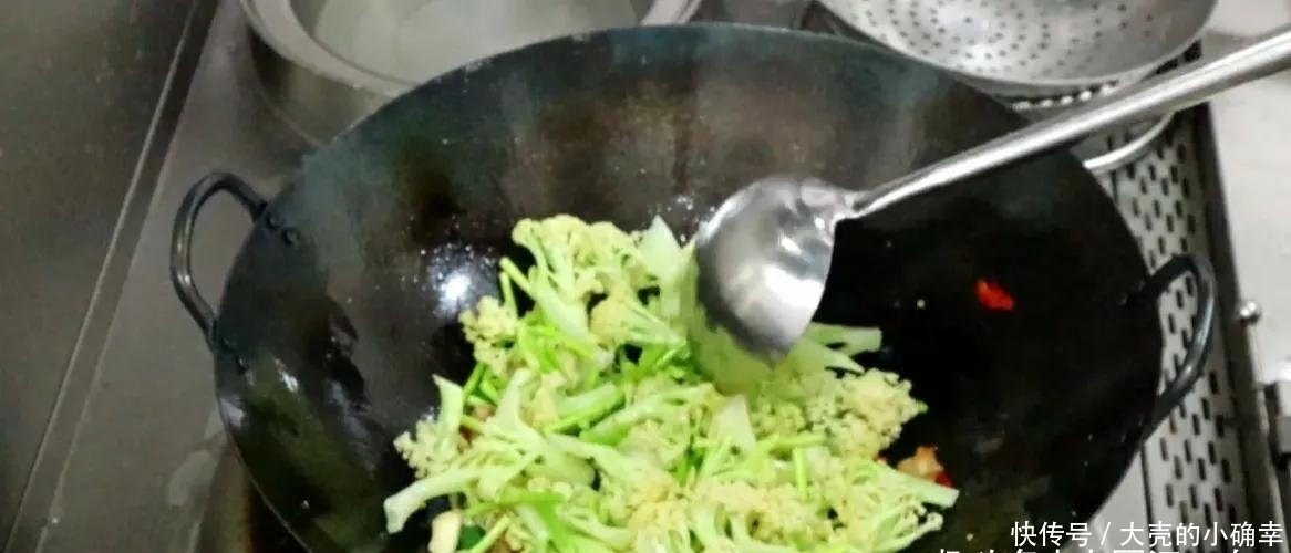 炒花菜有人焯水,有人直接下锅炒,都做错了,看饭店大厨怎么做的