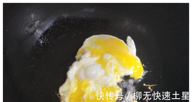 做法|立秋后要多吃丝瓜，教你简单做法，丝瓜翠绿不变黑，营养又入味！