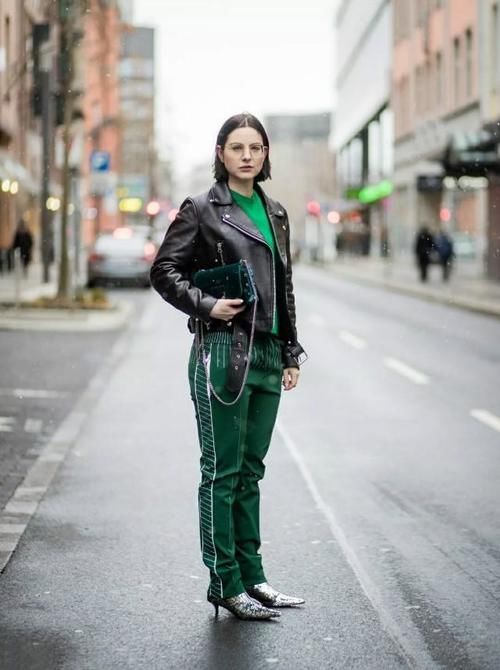 靴子+运动裤=2021最潮穿法，不管年龄多大，配这3种外套穿